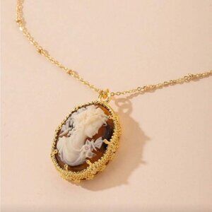 New! Gold Cameo Pendant Necklace (1018) NWOT